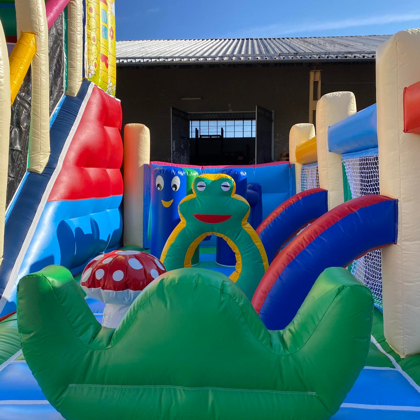 Детски батут с пързалка ― Baron.bg