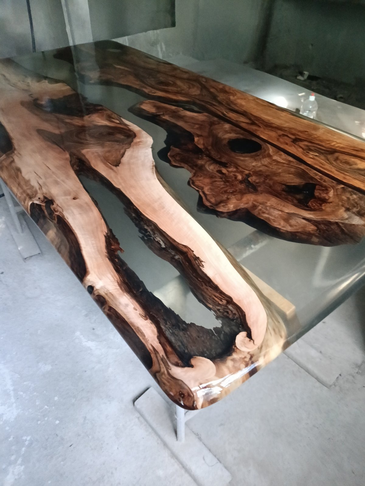 Трапезна маса от орех с прозрачна смола ― Baron.bg