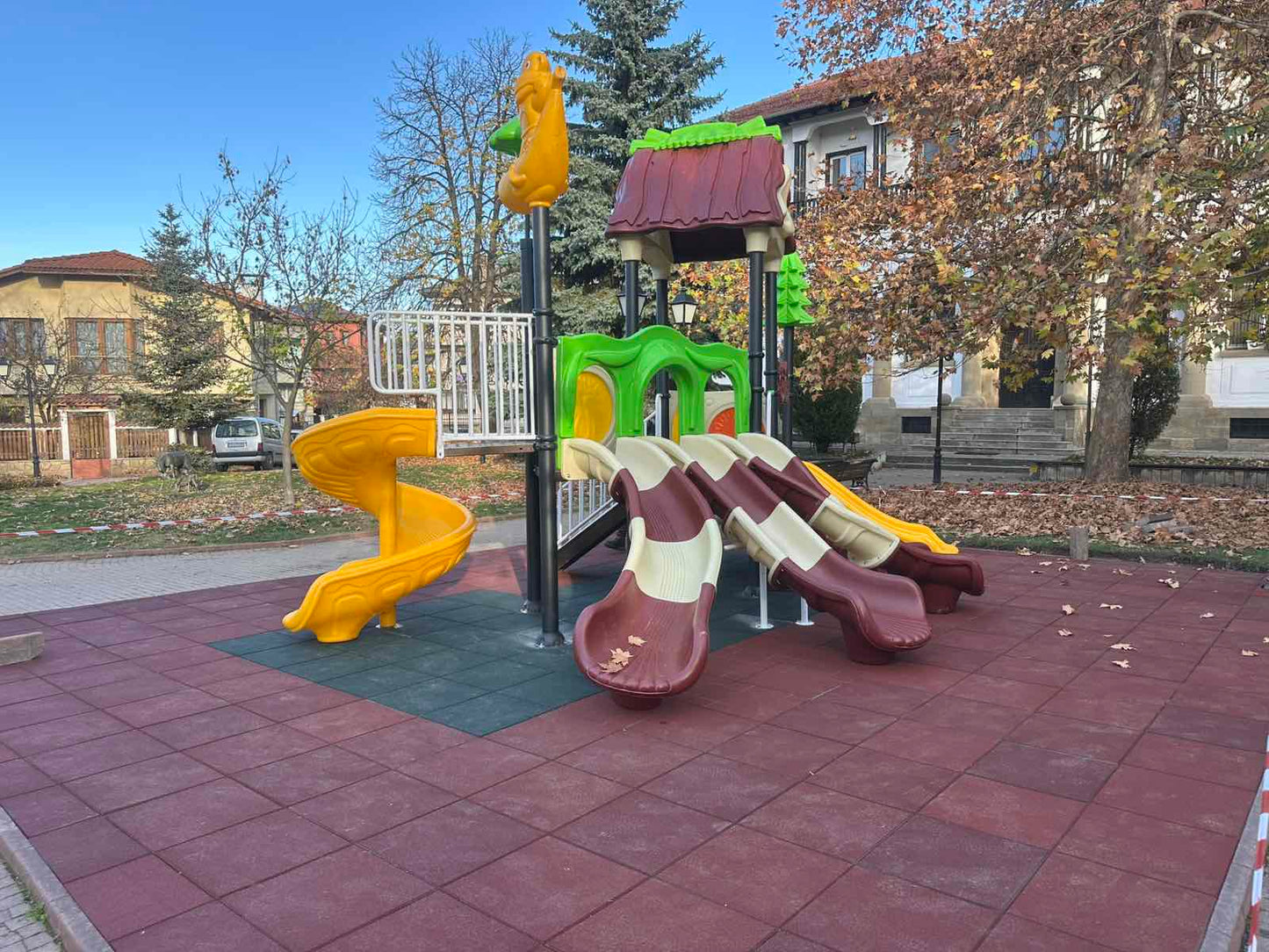 Детска площадка с пързалки външна употреба