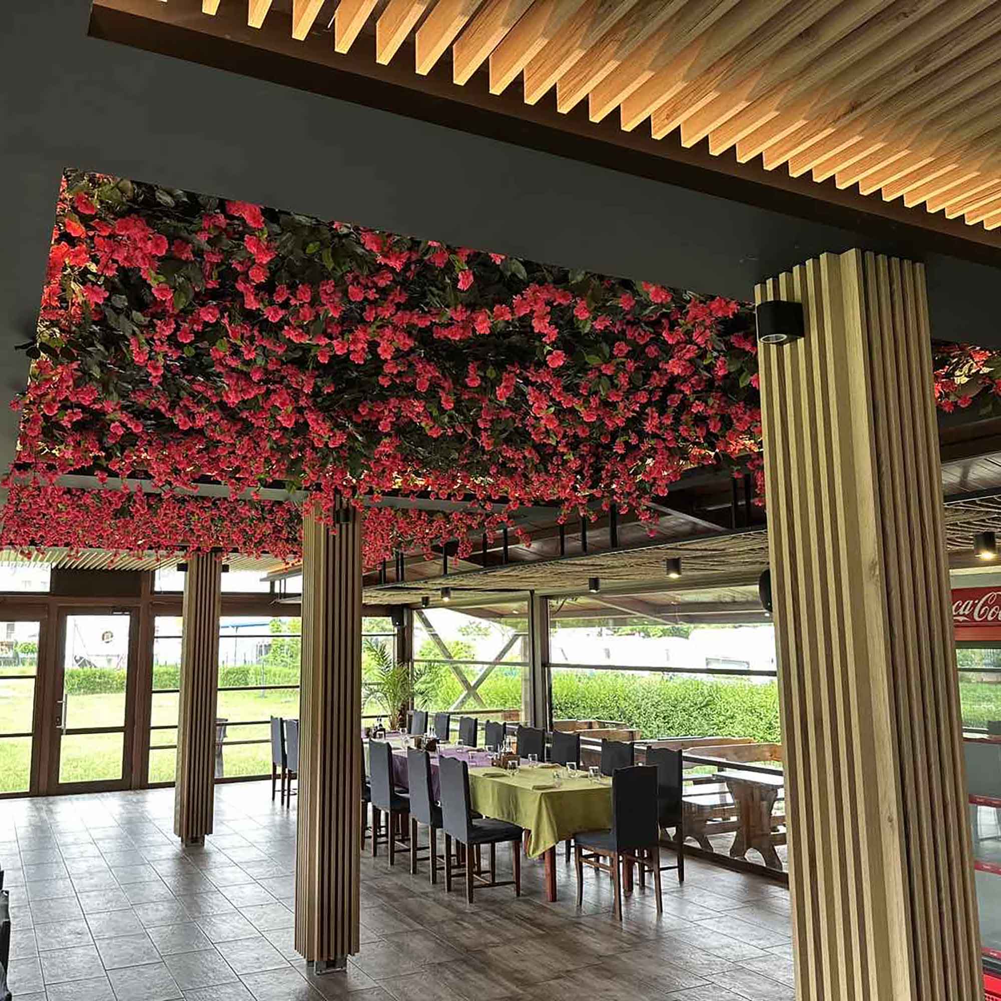 Декорация от изкуствени растения с червени цветове за таван Зоуи