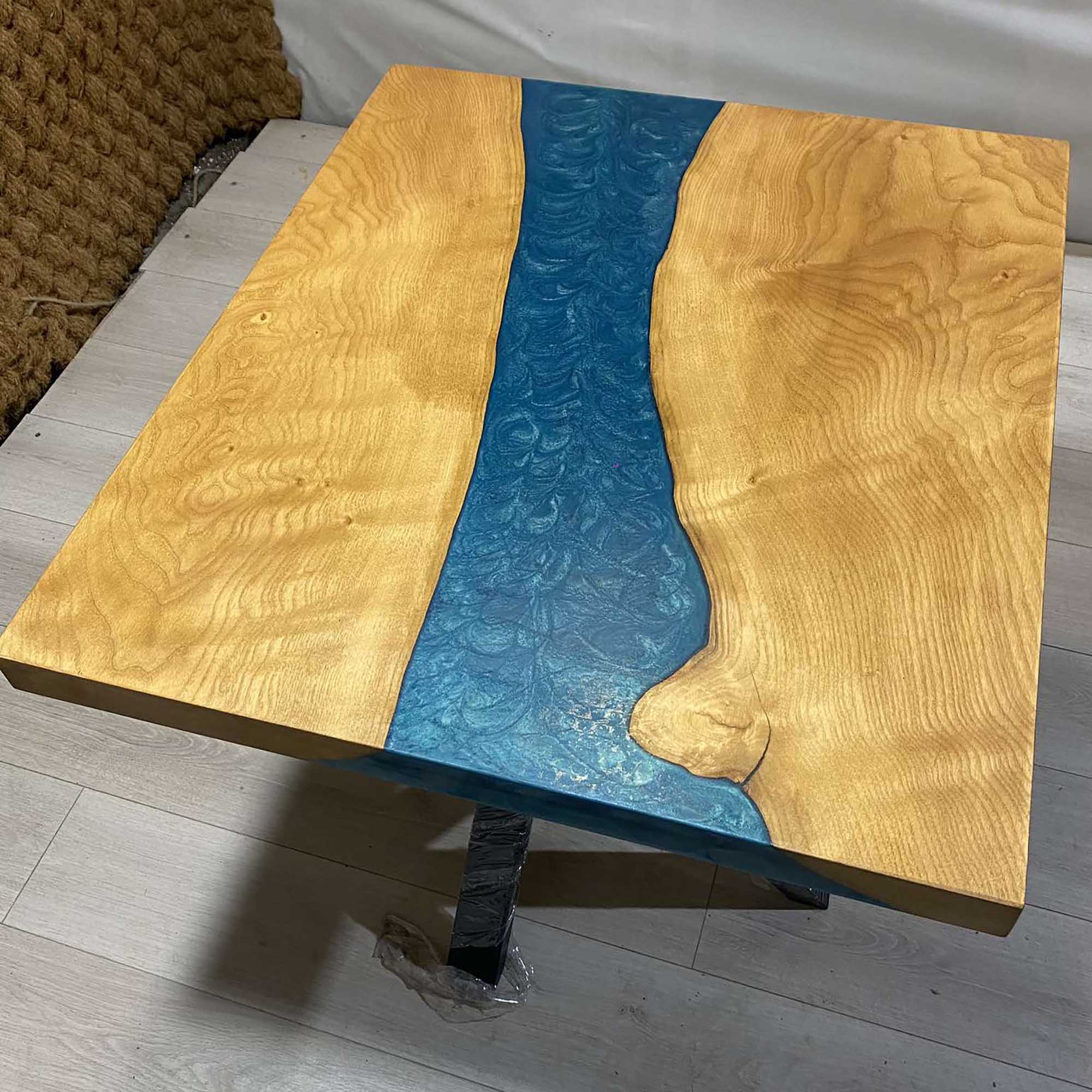 Дизайнерска маса от масивно дърво ясен и епоксидна смола в светло син цвят 132
