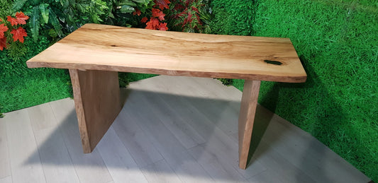 Маса от масив с дървени стойки