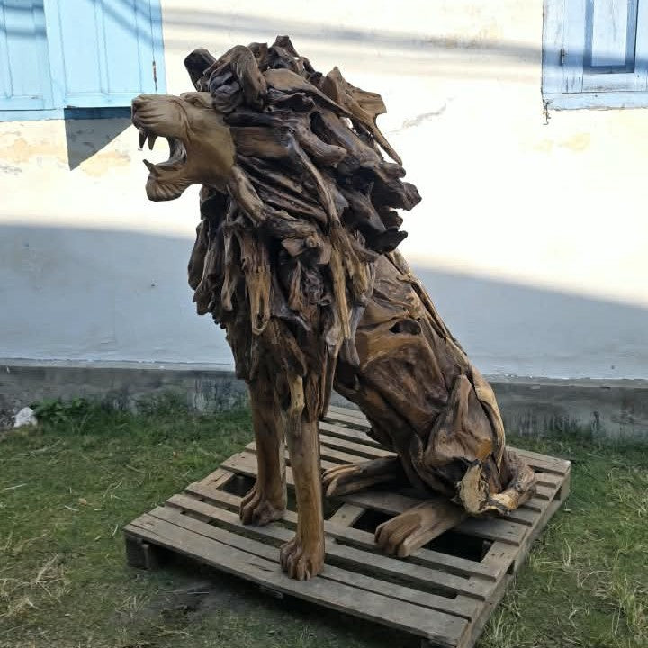 Дървена фигура на лъв