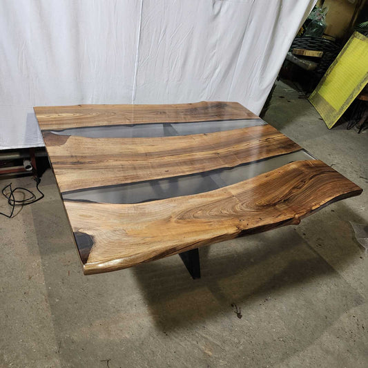 Орехова маса с прозрачна смола