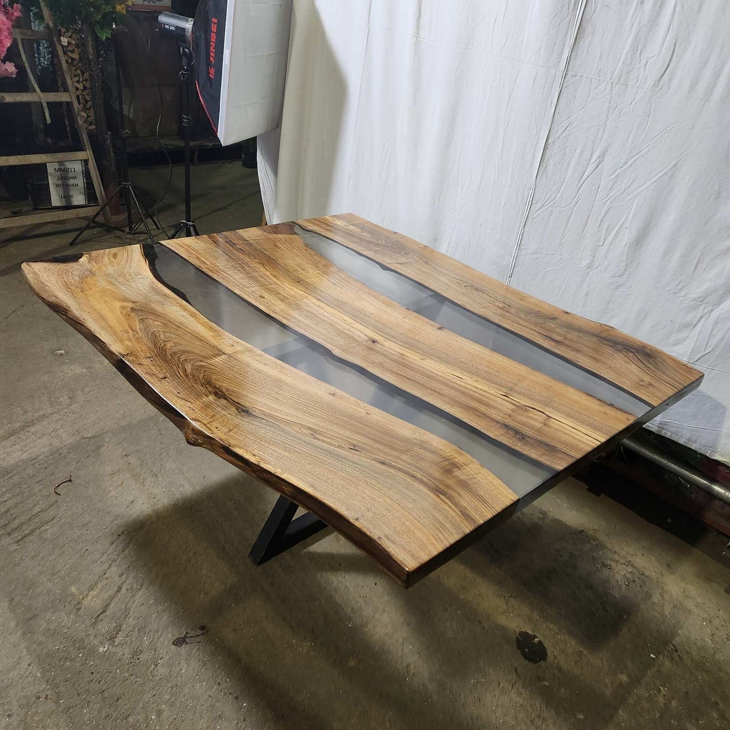 Орехова маса с прозрачна смола