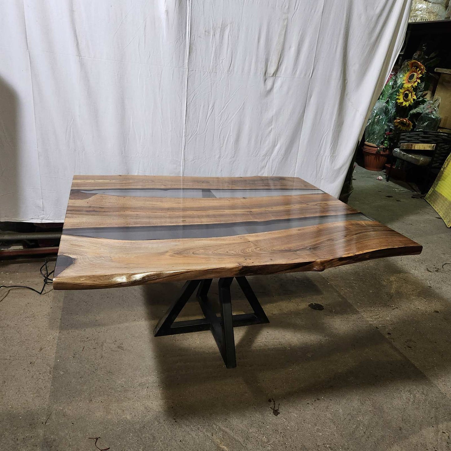 Орехова маса с прозрачна смола