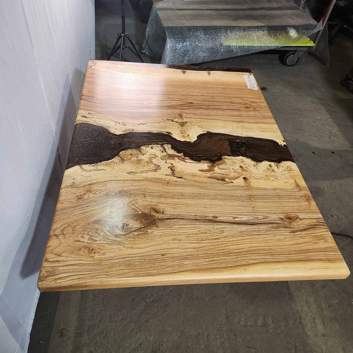 Маса от дърво ясен и кафява смола