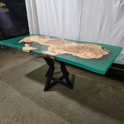 Дървена маса с жив ръб ясен и зелена смола