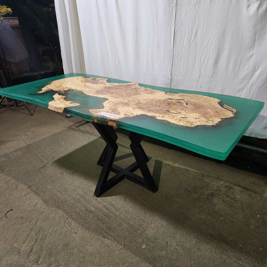 Дървена маса с жив ръб ясен и зелена смола