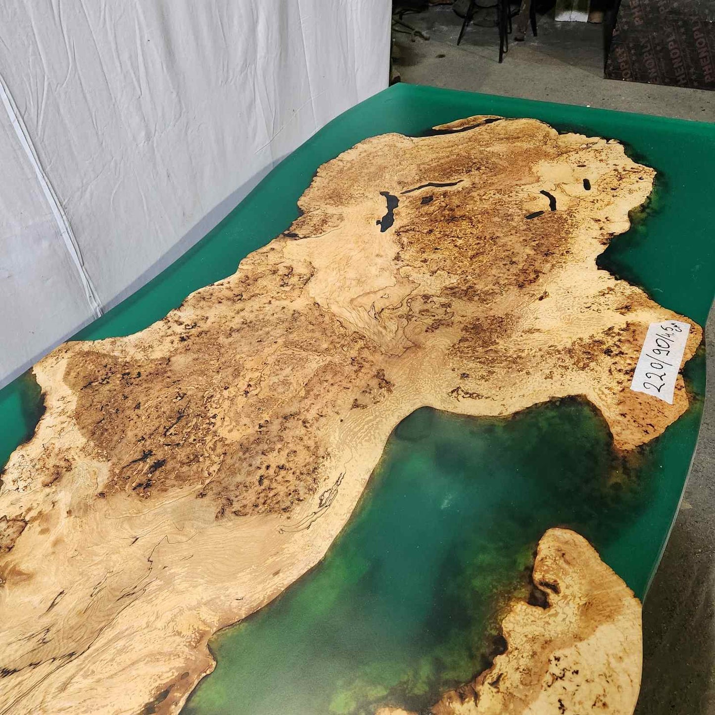 Дървена маса с жив ръб ясен и зелена смола