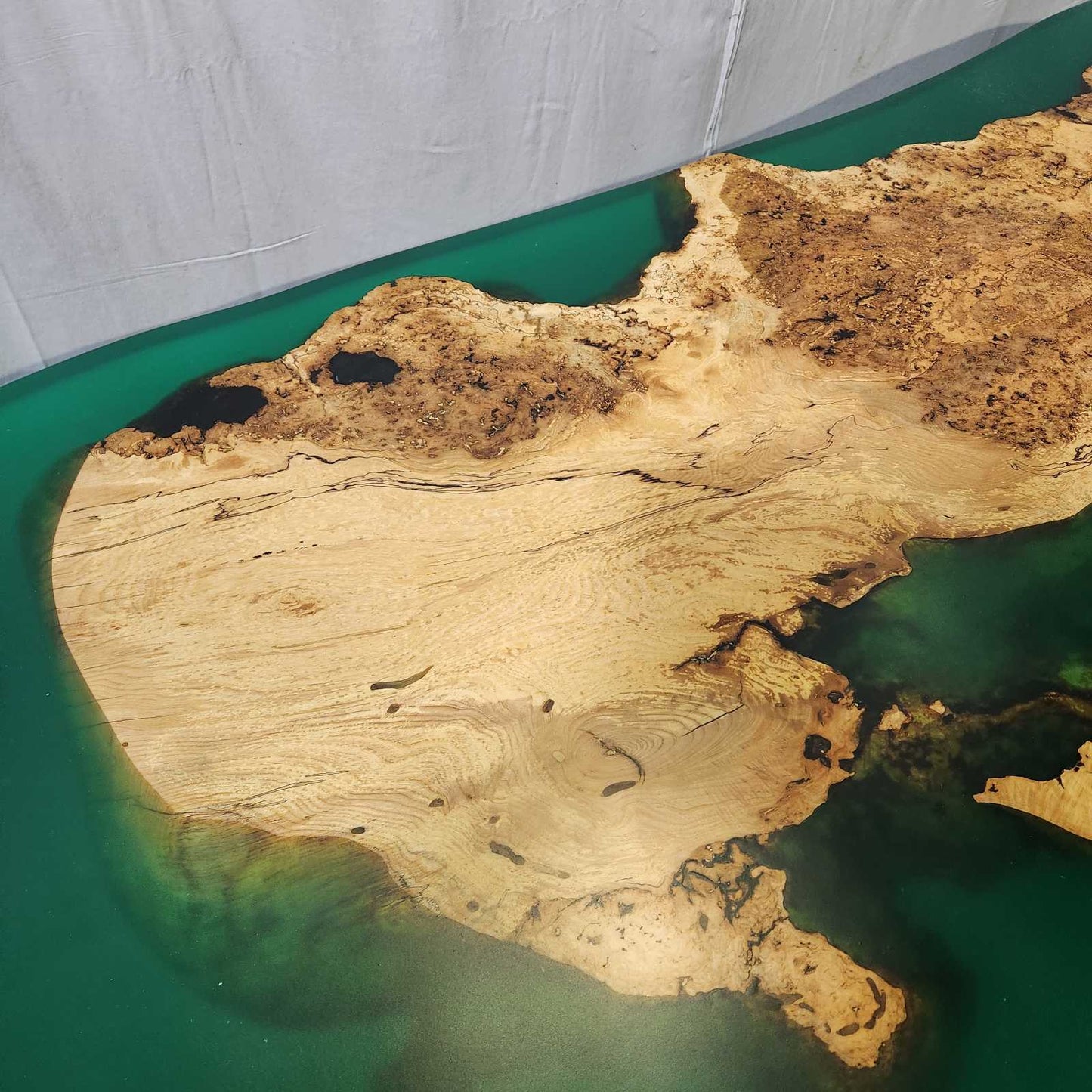 Дървена маса с жив ръб ясен и зелена смола