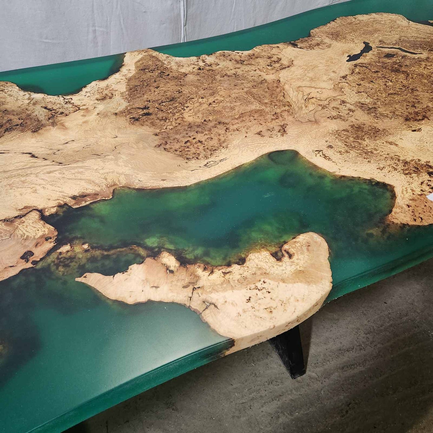 Дървена маса с жив ръб ясен и зелена смола