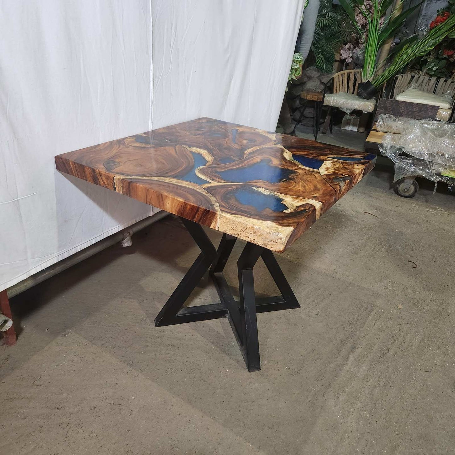 Дървена маса от трупически Суар дърво