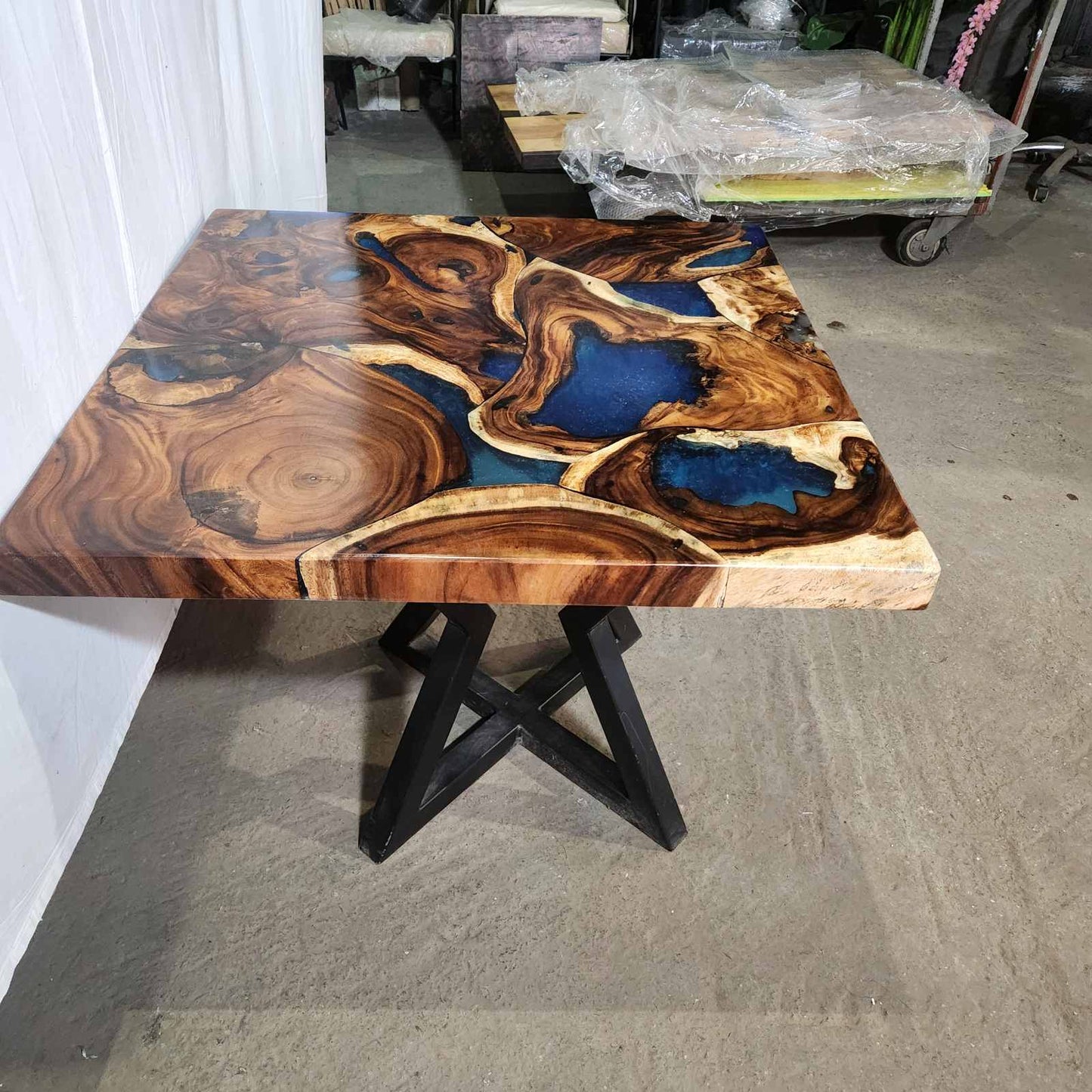 Дървена маса от трупически Суар дърво